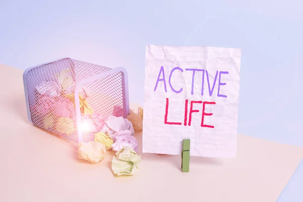 Signo de texto mostrando Vida Activa. Foto conceptual forma de vida que integra la actividad física en su cubo de basura todos los días arrugado de papel tendedero vacío recordatorio suministros de oficina inclinado . — Foto de Stock