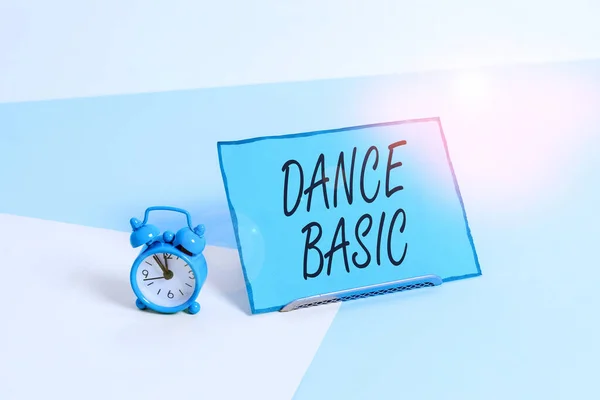 Escritura a mano conceptual que muestra Dance Basic. Foto de negocios que muestra la actividad que utiliza el cuerpo y el rango de movimiento Reloj despertador junto a una hoja de papel colocada sobre fondo pastel . —  Fotos de Stock