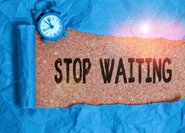 Szóírás üzenet Stop Waiting. Üzleti koncepció, hogy ne maradjunk egy helyen tétlenül. Lépjünk tovább.. — Stock Fotó
