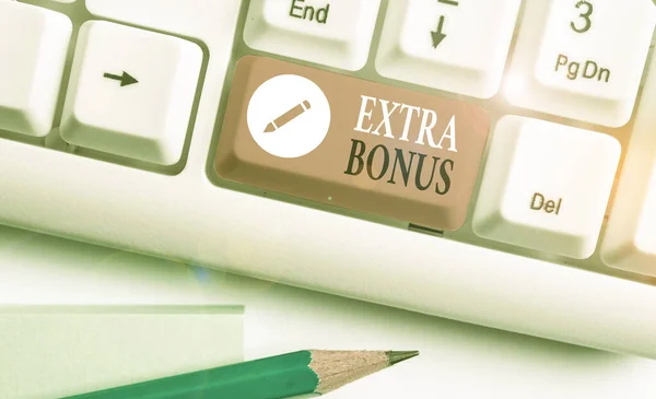 Rukopis psaní textu Extra Bonus. Koncept znamená další částku peněz, která je přidána k někomu s je výplata. — Stock fotografie