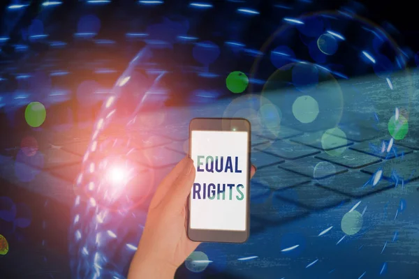 Написання тексту рівними правами. Концепція, що означає Рівність перед законом, коли всі показані мають однакові права . — стокове фото