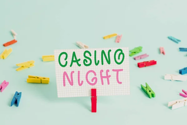 Textovka ukazující Casino Night. Konceptuální foto událost, kde můžete zažít zábavu hraní v reálném kasinu Barevné prádlopin obdélník čtverec ve tvaru papíru světle modré pozadí. — Stock fotografie