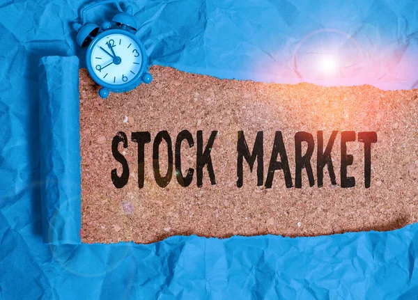 Texto para escrita de palavras Stock Market. Conceito de negócio para os comerciantes comprar e vender ações de empresas em uma bolsa pública . — Fotografia de Stock