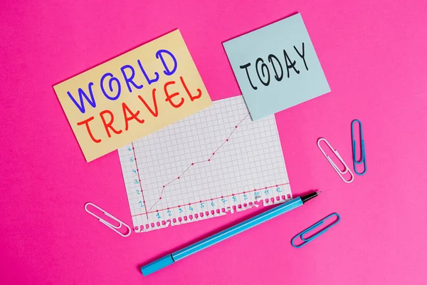 文章を書く｜World Travel。表の図とともに遠くの地理的位置の間を示す移動のためのビジネス概念文房具とノートペーパー+数学シート. — ストック写真