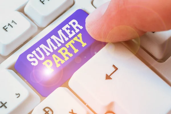 Tekstbord met Summer Party erop. Conceptuele foto sociale bijeenkomst gehouden tijdens het zomerseizoen of schoolvakanties. — Stockfoto