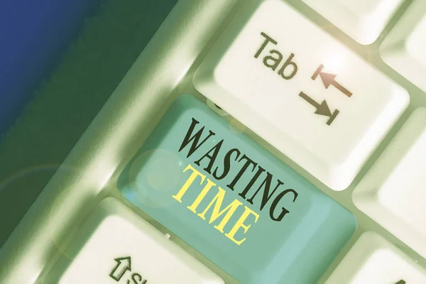 Χειρόγραφο κείμενο που γράφει χάσιμο χρόνου. Έννοια σημαίνει πράξη του να περνάς χρόνο κάνοντας κάτι που είναι περιττό. — Φωτογραφία Αρχείου