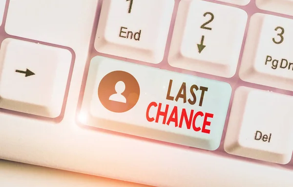 Manuscrito de texto escrevendo Last Chance. Conceito que significa uma situação considerada a última oportunidade de sucesso . — Fotografia de Stock