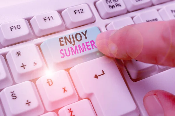 Conceptueel handschrift dat Enjoy Summer toont. Zakelijke foto tekst nemen van een pauze van school en het doorbrengen van vakantie op het strand. — Stockfoto