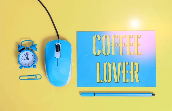 Kézírásos szöveg a Coffee Lover-ről. Koncepció jelentése demonstráló, aki szeret, vagy van egy szeretet-ból ivás kávé Papír lap ébresztőóra klip drót egér szerkentyű ceruza színű háttér. — Stock Fotó