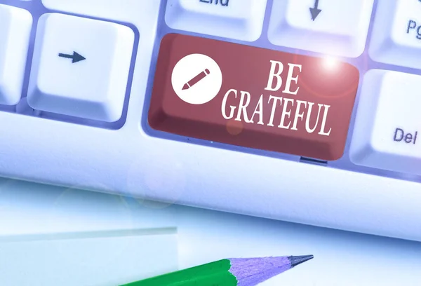 Escribir texto a mano Sé agradecido. Concepto que significa sentir o mostrar un aprecio por algo recibido . — Foto de Stock