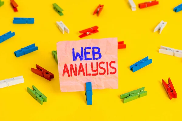 Skrivtext Webbanalys. Begreppet mening process för att analysera beteendet hos besökare på en webbplats Färgade klädnypor tomma påminnelse gult golv bakgrund kontor. — Stockfoto