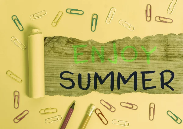 Schrijfbriefje met Enjoy Summer. Zakelijke foto presentatie nemen van een pauze van school en het doorbrengen van vakantie op het strand. — Stockfoto