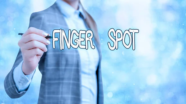 写字条显示手指斑。商业照片显示手指上出现了被称为囊泡的小水泡. — 图库照片