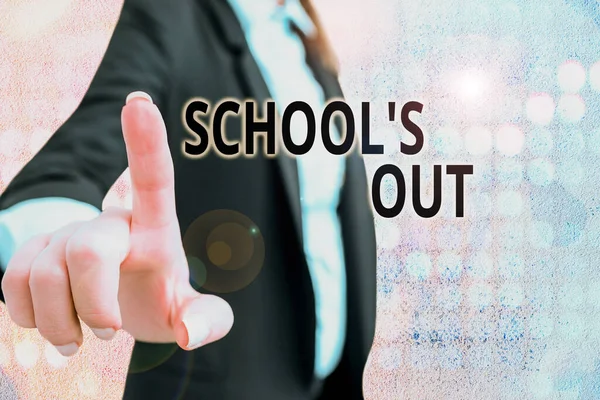 Tekstbord met School S is uit. Conceptuele foto lessen zijn voorlopig voorbij Einde van de schooldag. — Stockfoto