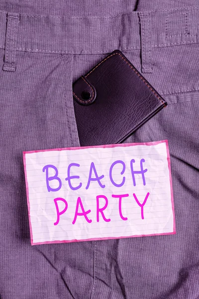 Panneau texte montrant Beach Party. Photo conceptuelle grand groupe de spectacles organisent un événement à la plage Petit portefeuille à l'intérieur pantalon homme poche avant près du papier de notation . — Photo