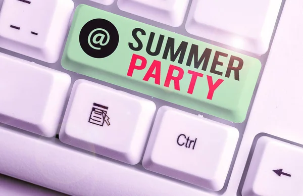 Conceptueel handschrift met Summer Party. Zakelijke foto tekst sociale bijeenkomst gehouden tijdens het zomerseizoen of schoolvakanties. — Stockfoto