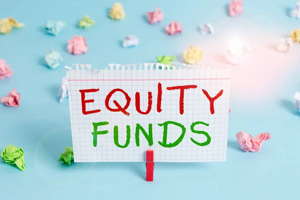 Tekst schrijven Equity Funds. Bedrijfsconcept voor type beleggingsfonds dat eigendom koopt in bedrijven Gekleurde verfrommelde rechthoekige herinnering papier lichtblauwe achtergrond. — Stockfoto