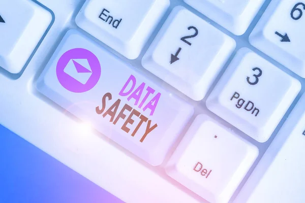 Word writing text Bezpieczeństwo danych. Koncepcja biznesowa dotycząca obaw chroniących dane przed utratą przez zapewnienie bezpiecznego przechowywania. — Zdjęcie stockowe
