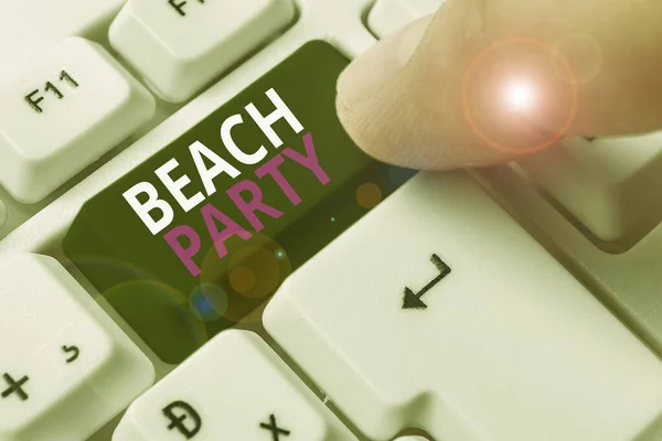 Λέξεις κείμενο κείμενο Beach Party. Επιχειρηματική ιδέα για μια μεγάλη ομάδα προβολών διοργανώνουν μια εκδήλωση στην παραλία. — Φωτογραφία Αρχείου