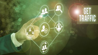 Trafiği gösteren bir not yazıyorum. Ziyaretçiler tarafından bir web sitesine gönderilen ve alınan veri miktarını gösteren iş fotoğrafı.