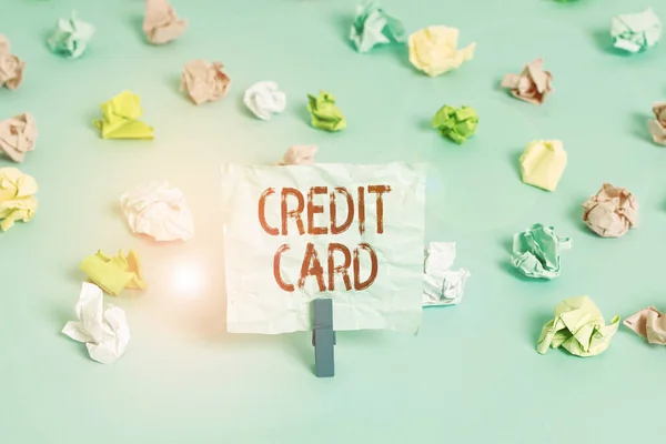 Testi scritti a mano Carta di Credito. Concetto significato carta che consente di prendere in prestito denaro contro una linea di credito carte colorate accartocciate vuoto promemoria blu pavimento sfondo molletta . — Foto Stock