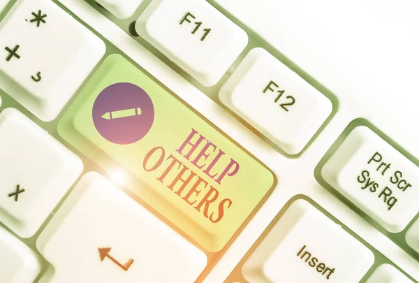 Handschrift tekst schrijven Help anderen. Concept betekent de actie van het helpen van iemand om iets te doen of hulp. — Stockfoto