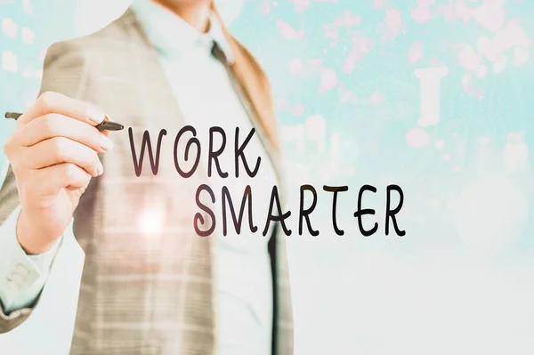 Escritura a mano conceptual que muestra Work Smarter. Foto de negocios mostrando averiguar el orden para alcanzar los objetivos de la manera más eficiente . —  Fotos de Stock