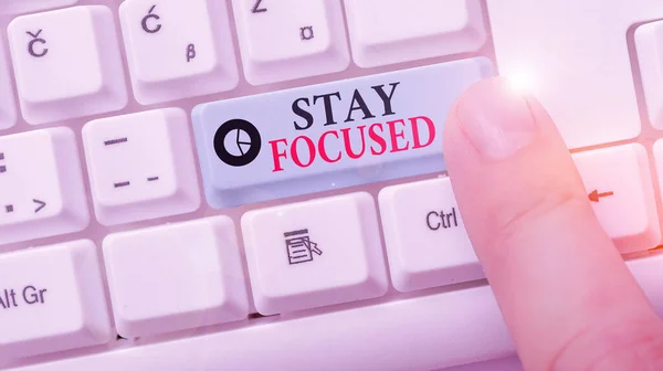 Konceptuální rukopis ukazující Stay Focused. Obchodní fotografie ukazuje přímý čas a pozornost k omezenému počtu problémů. — Stock fotografie