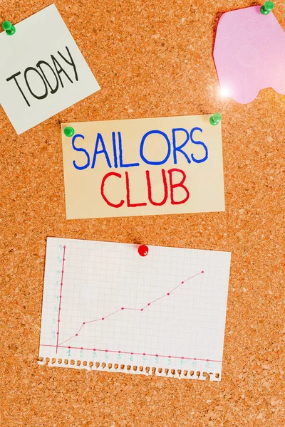 선원 클럽을 보여 주는 개념적 손 글씨. 비즈니스 사진 텍스트 조직이 만들어 졌다누가 항해 코르 보드 크기 종이 Thumbtack 시트 광고판. — 스톡 사진