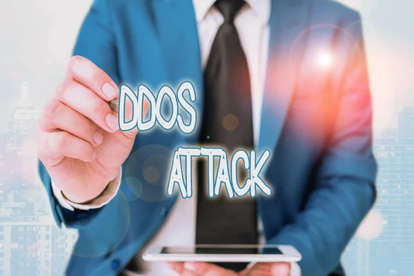 문자를 보내는 DDoS 공격. 공격자에 대한 비즈니스 개념은 네트워크 자원을 사용자 가 이용할 수없게 만들려고 노력한다. — 스톡 사진