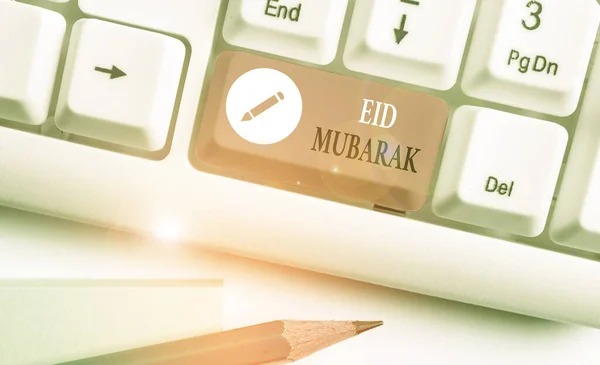 Escritura a mano de texto escribiendo Eid Mubarak. Concepto que significa saludo musulmán tradicional reservado para las fiestas sagradas . — Foto de Stock