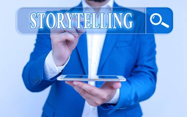 Hikaye Anlatımı'nı gösteren not yazmak. Bunları herkese açık olarak yayınlamak için hikayeler yazma etkinliği gösteren iş fotoğrafı.