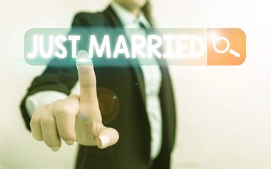 El yazısı yeni evlenmiş. Kavram, yakın zamanda evlenmiş ya da evlilikten geçmiş biri demektir..