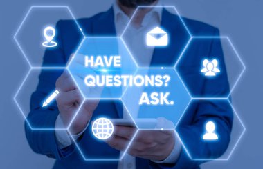 El yazısı metni Soru Sorusu Var. Bir gösteriye sormak için söylediğin ya da yazdığın bir şeyin anlamını kavra.