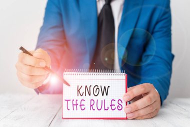 Kuralları Bilen el yazısı metni. Kavram anlamı açık ya da yönetmelik ilkeleri belirler. Yönetici, önünde kopya alanı olan boş bir kağıt tutar..