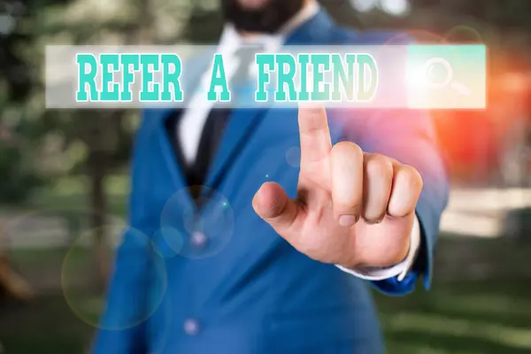 Tulisan tangan konseptual menunjukkan Refer A Friend. Foto bisnis menampilkan seseorang secara langsung ke orang lain atau mengirimkan sesuatu seperti hadiah . — Stok Foto