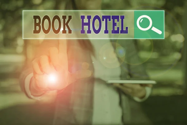 Πινακίδα που δείχνει το Book Hotel. Εννοιολογική φωτογραφία μια ρύθμιση που κάνετε για να έχετε ένα δωμάτιο ξενοδοχείου ή διαμονή. — Φωτογραφία Αρχείου