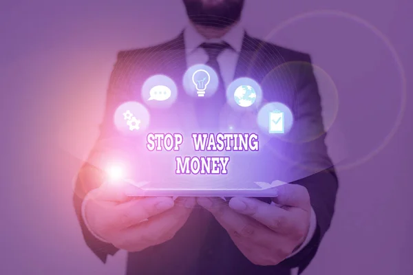 Escrita de mão conceitual mostrando Stop Wasting Money. Conselhos de texto de foto de negócios demonstrando ou grupo para começar a salvar e usá-lo sabiamente . — Fotografia de Stock