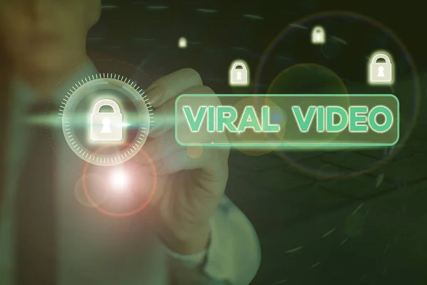 바이러스 동영상을 보여 주는 메모를 작성 합니다. 인터넷 공유를 통해 인기를 얻고 있는 비디오를 보여 주는 비즈니스 사진. — 스톡 사진