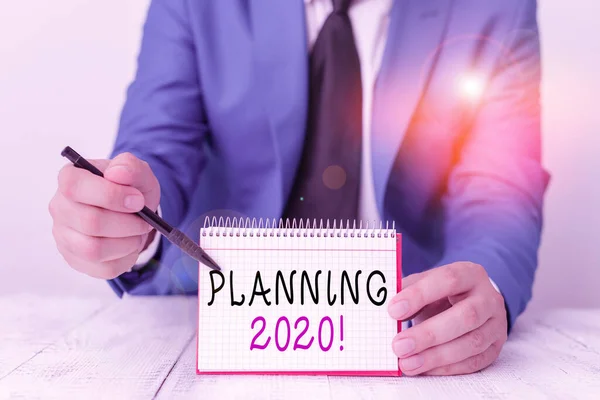 Handstilstextskrivning Planering 2020. Begreppet mening process för att göra planer för något nästa år Människan håller tomt papper med kopieringsutrymme framför sig Space. — Stockfoto