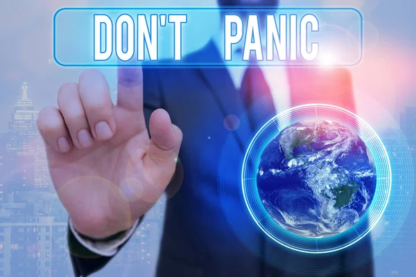 A escrever um bilhete a mostrar "Não entre em pânico". Foto de negócios mostrando de repente se sentir tão preocupado ou assustado que você não pode se comportar Elementos desta imagem fornecida pela NASA . — Fotografia de Stock