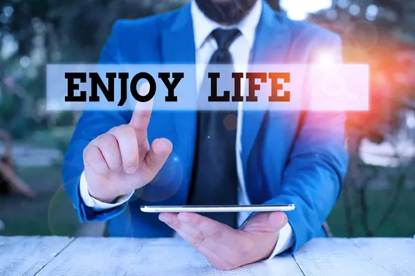Schreibnotiz, die zeigt, wie man das Leben genießt. Business-Foto, das einen glücklichen Blickwinkel und eine positive Lebensperspektive zeigt. — Stockfoto
