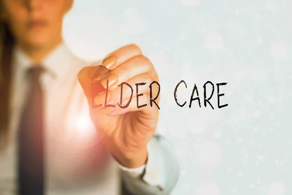 Kelime yazma Elder Care. Tıbbi sorunlarda yardıma ihtiyacı olan yaşlıların bakımı için iş kavramı. — Stok fotoğraf
