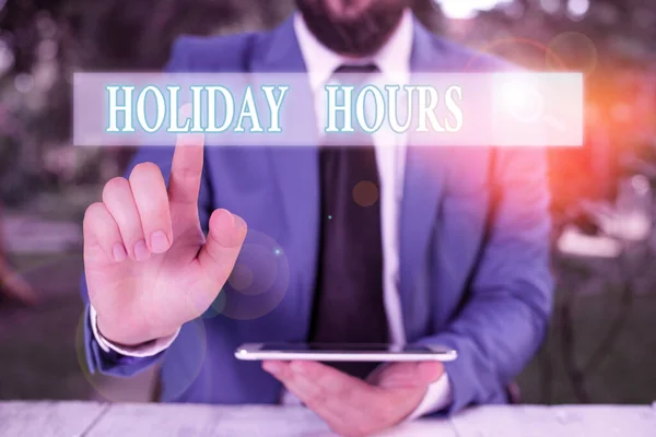 Tekst schrijven Holiday Hours. Bedrijfsconcept voor overwerk voor werknemers met flexibele werktijden. — Stockfoto