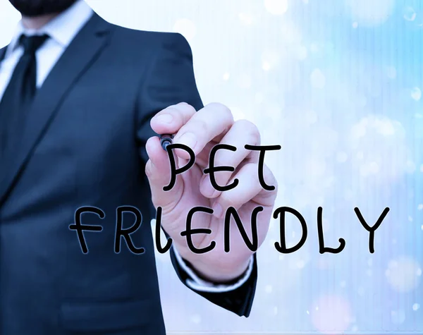 Sinal de texto mostrando Pet Friendly. Foto conceitual usada para descrever um lugar adequado ou permitido para animais de estimação . — Fotografia de Stock
