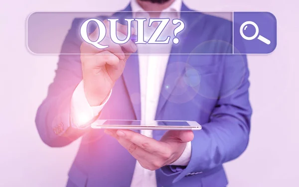 Schreibnotiz mit Quizfrage. Business-Foto zeigt Wissenstest als Wettbewerb zwischen Einzelpersonen oder Teams. — Stockfoto