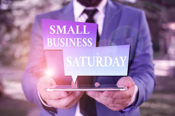 Texto para escrita de palavras Small Business Saturday. Conceito de negócio para férias de compras americanas realizadas durante o sábado Empresário em suite azul com gravata segura regata em mãos . — Fotografia de Stock