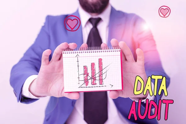 Handschrift tekst schrijven Data Audit. Concept: controle van gegevens om de kwaliteit ervan voor een specifiek doel te beoordelen. — Stockfoto