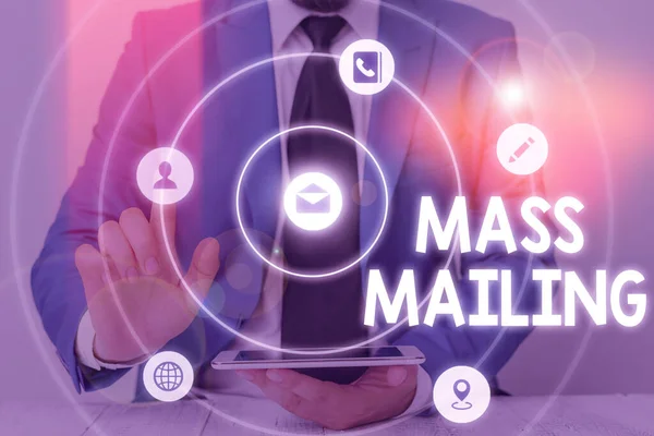 Pisanie tekstu Mass Mailing. Koncepcja biznesowa dla aktu wysyłania tego samego e-maila do dużej grupy pokazów. — Zdjęcie stockowe