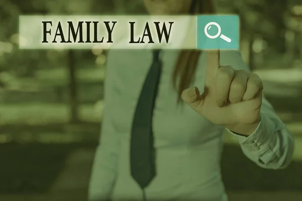 Написання нотатки про сімейне право. Ділова фотографія, що демонструє галузь права, яка займається питаннями, пов'язаними з сім'єю . — стокове фото